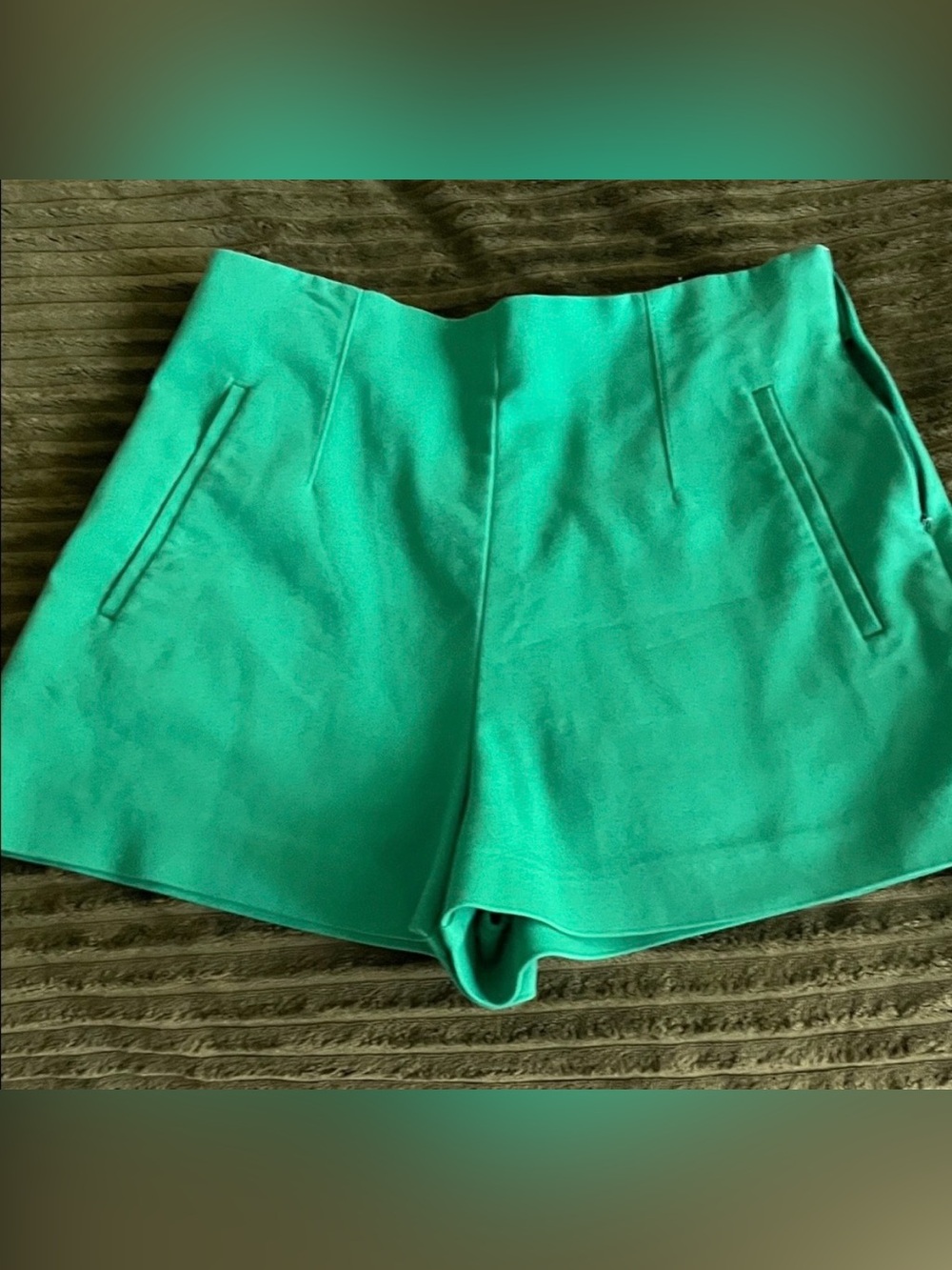 High-Waist kellyGreen Shorts with some stretch for the perfect comfortable fit